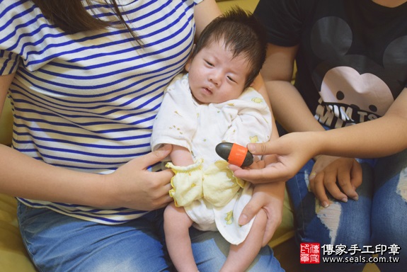 剃頭、寶寶剃頭、剃胎毛儀式、剃胎毛吉祥話、滿月剃頭儀式、滿月剃頭吉祥話、寶寶剃胎毛、寶寶滿月剃頭理髮、 新北市土城地區剃胎毛、新北市土城地區滿月剃頭、新北市土城地區嬰兒剃頭剃胎毛、新北市土城地區嬰兒理髮、新北市嬰兒剃髮、 陳寶寶(新北土城區到府嬰兒寶寶滿月剃頭理髮、免費到府嬰兒剃胎毛儀式吉祥話)。到府剃頭剃胎毛主持、專業拍照、DVD光碟、證書。★購買「臍帶章、肚臍章、胎毛筆刷印章」贈送：剃頭、收涎、抓周，三選一。2017.08.10照片5